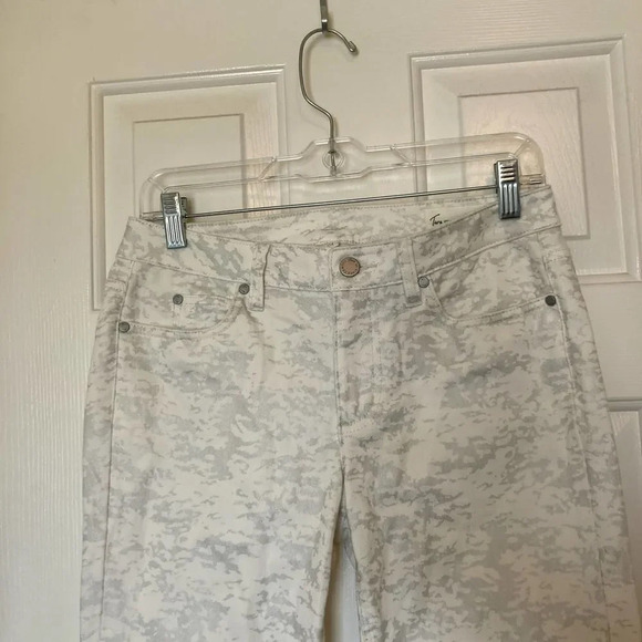 Two by Vince Camuto Gray and White Speckled Camo Jeans Size 4 - Picture 3 of 8